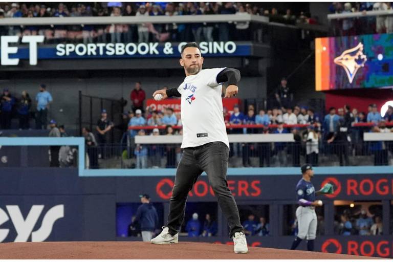 Marco Estrada, una de las grandes figuras del 2015-16, lanzó la primera bola