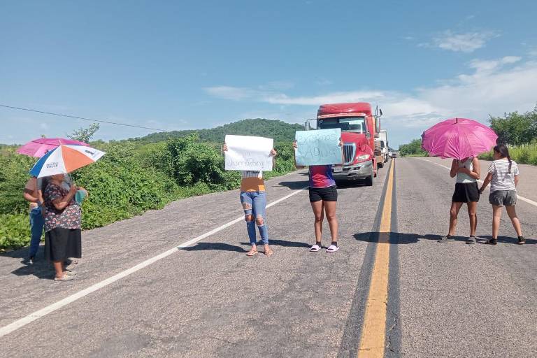 Bloquean carretera Mazatlán–Culiacán: habitantes de Los Zapotes exigen agua potable