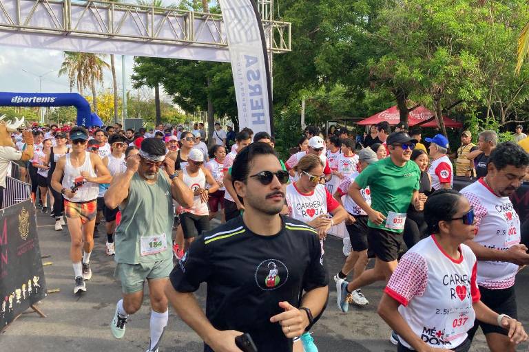 Jesús Labrador y Aragetze Nava triunfan en la primera Carrera Roja en Mazatlán