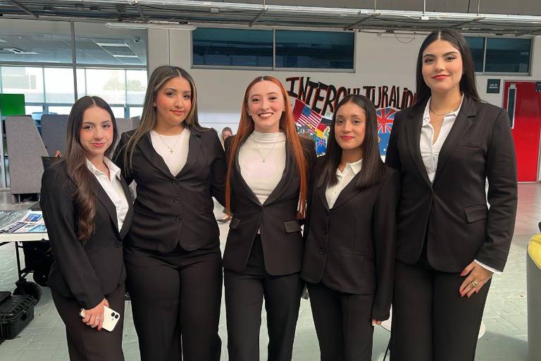 Realizan alumnos de Tecmilenio la firma de sus títulos universitarios