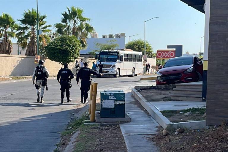 Muere mujer herida por bala perdida mientras viajaba en camión urbano en Culiacán