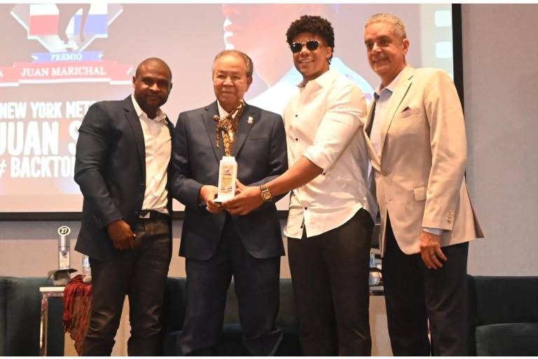 Juan Soto recibe el Premio Juan Marichal en República Dominicana.