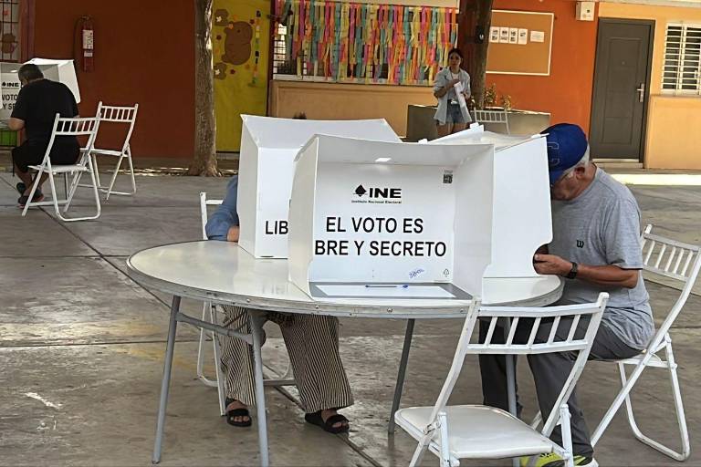 Votantes en Culiacán tardan hasta 20 minutos para culminar el llenado de sus boletas