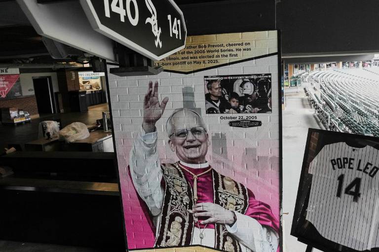 Los Medias Blancas honran al Papa León XIV con placa en asiento que ocupó en la Serie Mundial