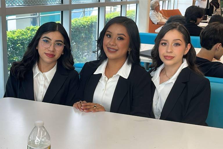 Realizan alumnos de Tecmilenio la firma de sus títulos universitarios