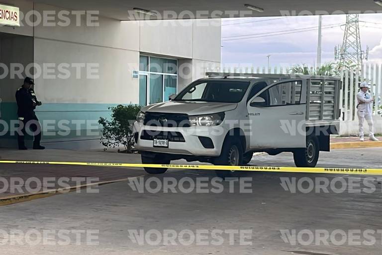 La unidad de transporte permaneció estacionada en el acceso principal del nosocomio.