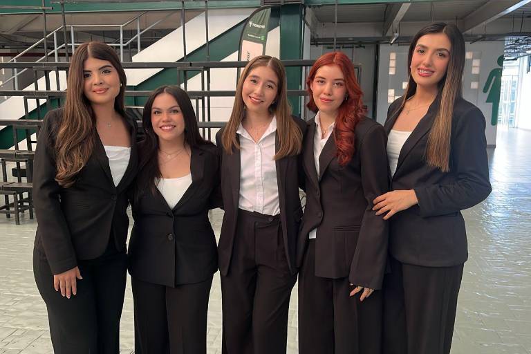 Realizan alumnos de Tecmilenio la firma de sus títulos universitarios
