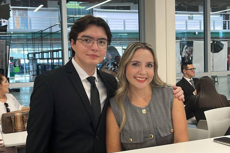 Realizan alumnos de Tecmilenio la firma de sus títulos universitarios
