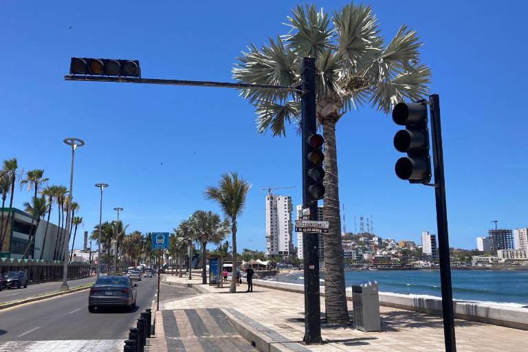 Por apagones nocturnos, algunos semáforos de Mazatlán dejaron de operar hasta este lunes