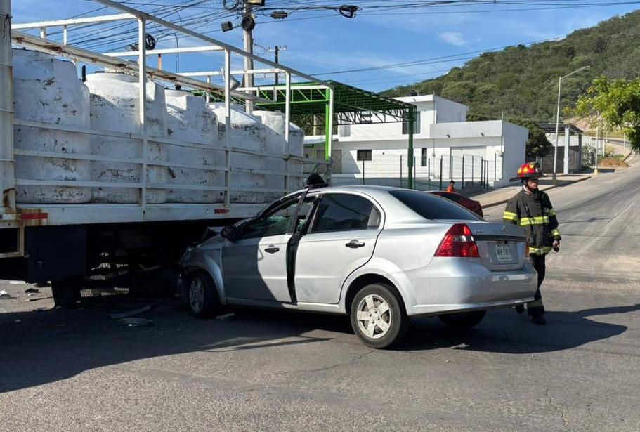 $!Conductor queda prensado tras chocar contra camión en Mazatlán