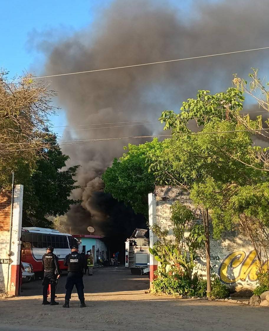 $!Incendio en taller de Autobuses de Concordia se propaga hasta una forrajera y se magnífica
