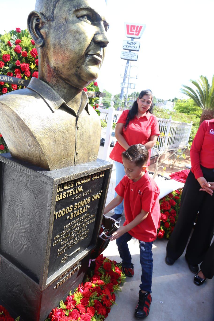 $!Develan busto en honor a Homar Salas, líder del Stasac electo asesinado en Culiacán