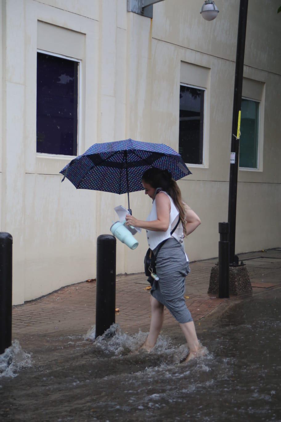 $!Lluvia sorprende a Culiacán este viernes