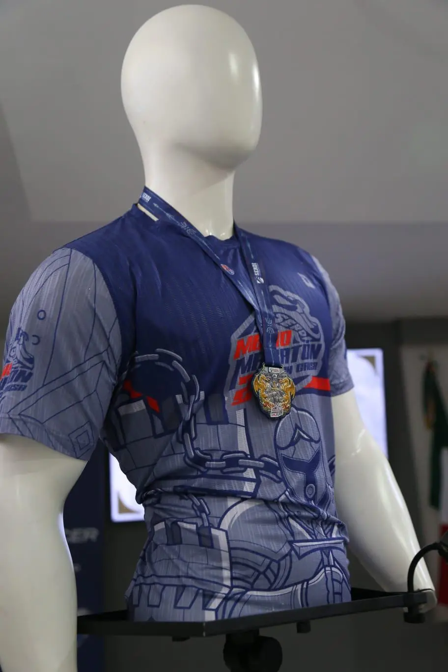 $!También se presentó la playera oficial y la medalla.