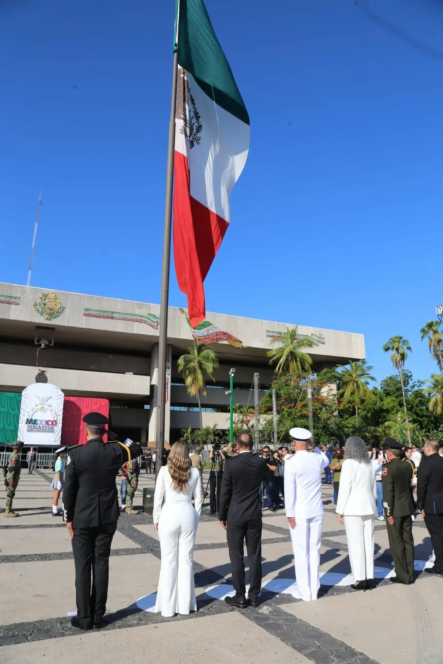 $!Encabeza Graciela Domínguez izamiento de bandera por el 216 aniversario de la Independencia