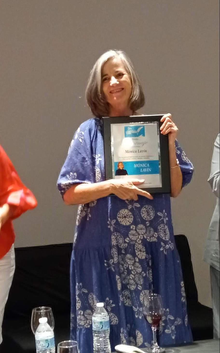 $!Mónica Lavín con su reconocimiento.