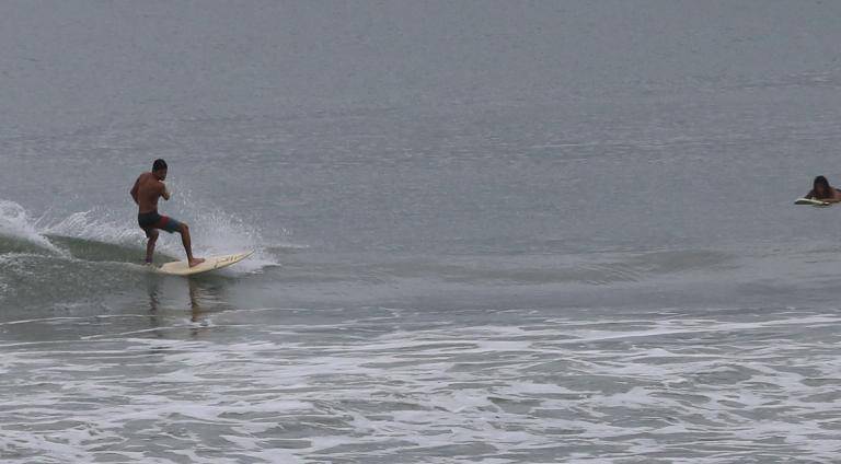 Los surfistas en Mazatlán aprovechan las condiciones para desafiar el oleaje.