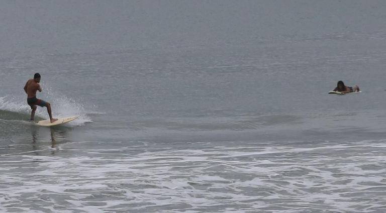 Surfistas retan a ‘Olaf’ en Mazatlán