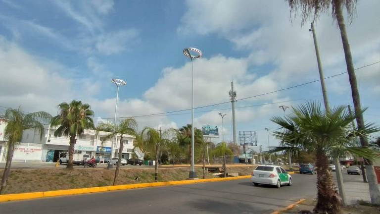 Lámparas de Azteca Lighting colocadas en la Avenida Canseco en Mazatlán.