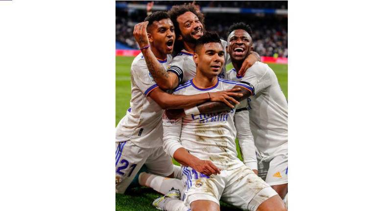 Casemiro es felicitado por su gol.