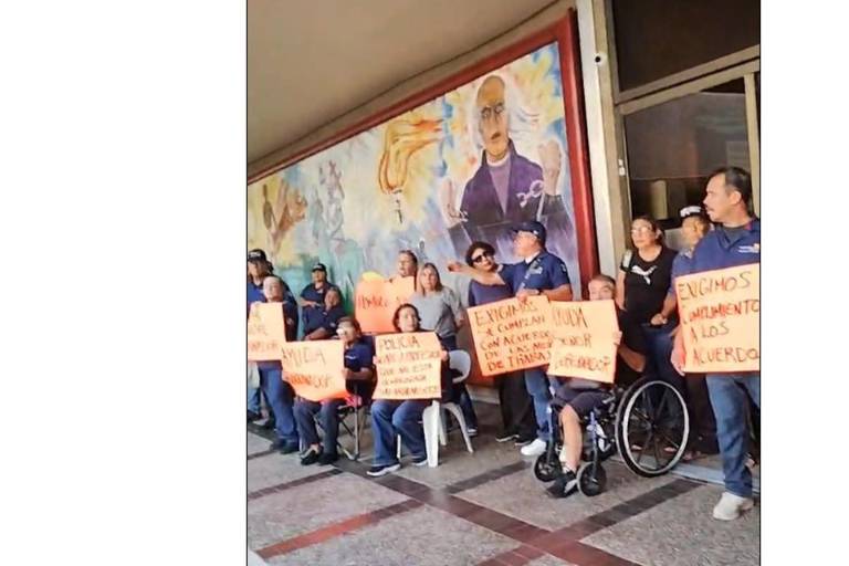 Bloquean Guerreros Azules accesos al Palacio de Gobierno