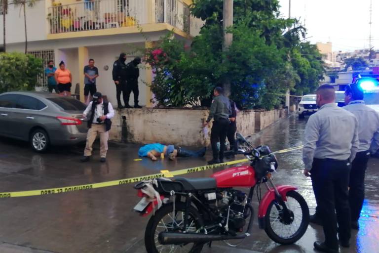 Muere motociclista al ser arrastrado por arroyo que se formó por lluvia en la colonia Antonio Rosales en Culiacán