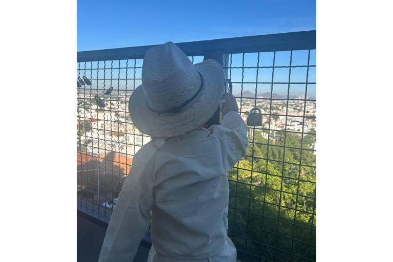 En el Templo de La Lomita, en Culiacán, Arturito acude a honrar a la Virgen de Guadalupe cumpliendo con una manda de salud.