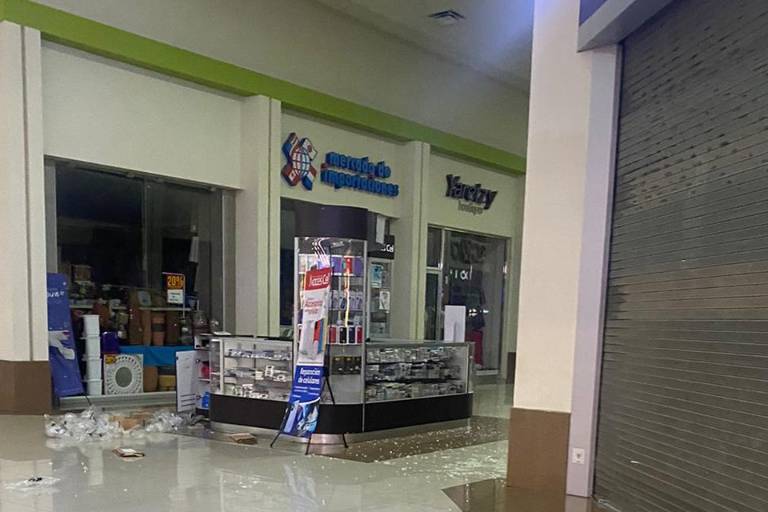 Roban y queman 3 vehículos, y asaltan un cajero en retroexcavadora durante la madrugada, en Culiacán