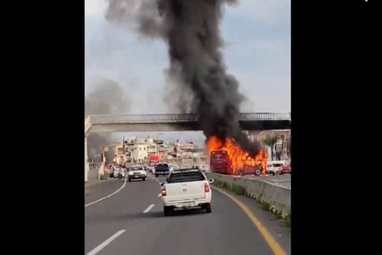 Se enfrentan a balazos y queman camiones en avenidas de Zapopan