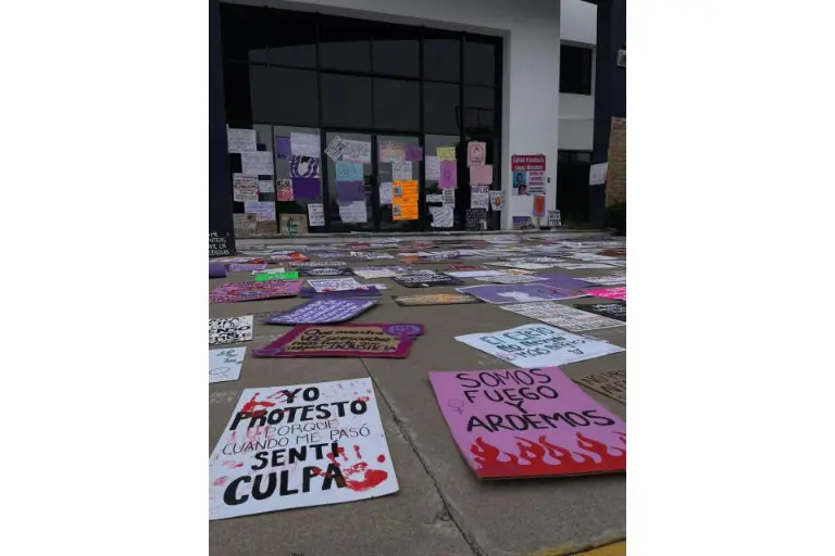 Participación de feministas en las instalaciones de la Fiscalía de Sinaloa para exigir justicia por los feminicidios.