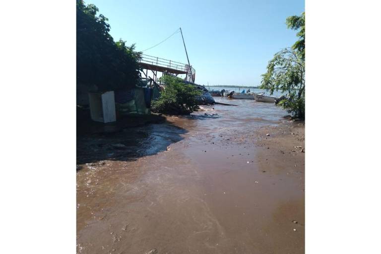 Marejadas por huracán ocasiona que el mar en Teacapán salga a las calles