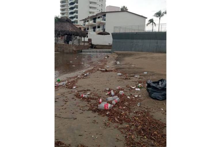 Las playas de Mazatlán también amanecieron con basura por las lluvias