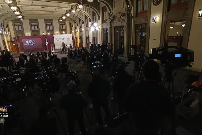 AMLO acusa a ‘opositores’ de hackeo de datos personales de más de 300 periodistas de ‘mañaneras’