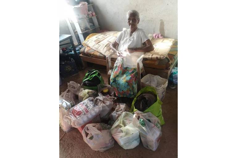 Lectores de Noroeste apoyan de nuevo a la señora Sebastiana; recibe despensa, ropa y dinero