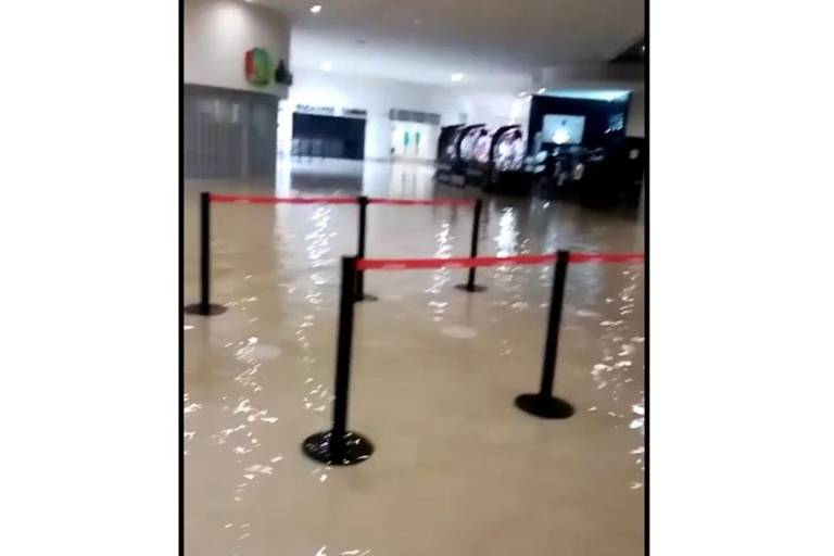 Aeropuerto de Mazatlán y autopista a Culiacán, cerrados por inundaciones