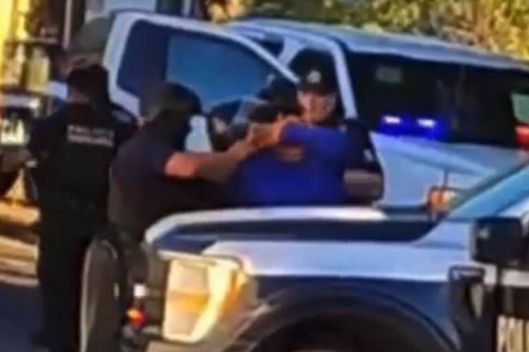 Después de perseguirlos, municipales cachetean a jóvenes detenidos