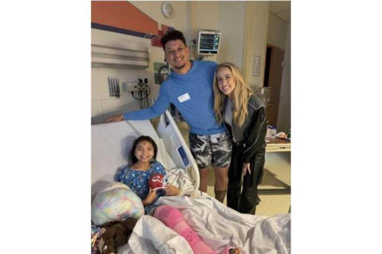 Patrick Mahomes visita el hospital para apoyar a niñas heridas en desfile de Chiefs