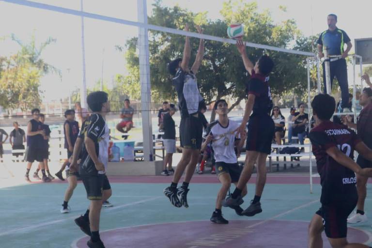 ‘Encienden’ porras el zonal de voleibol de sala