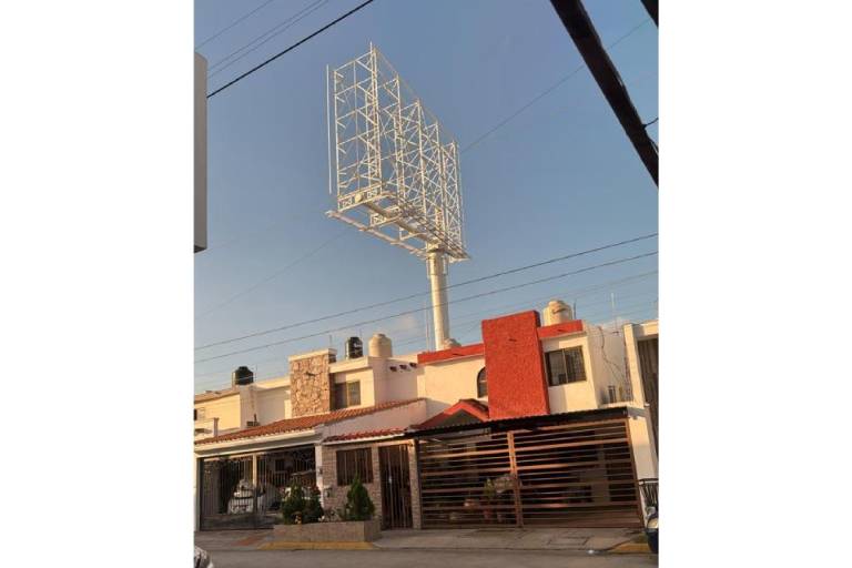Despierta a vecinos instalación de anuncio espectacular junto a puente nuevo en Mazatlán