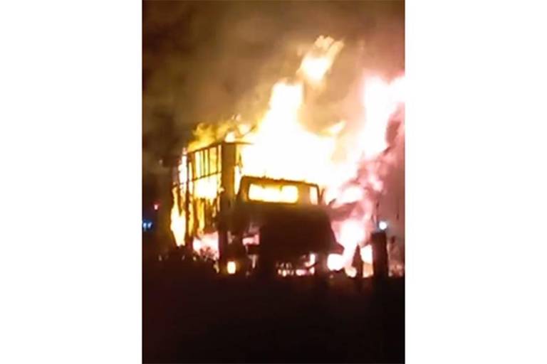 Se incendia torton con químicos, en Costa Rica, al sur de Culiacán