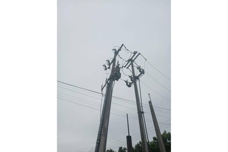 Cae rayo en poste y afecta suministro de electricidad de Hospital IMSS Bienestar de Escuinapa