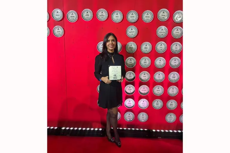 La chef Irma Tarín recibe el reconocimiento al restaurante El Farallón como de los más destacados en México.