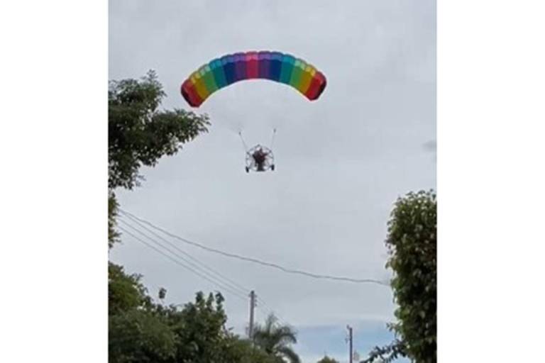 Santa Clos vuela sobre Teacapán de la mano del canadiense Joe Irvin