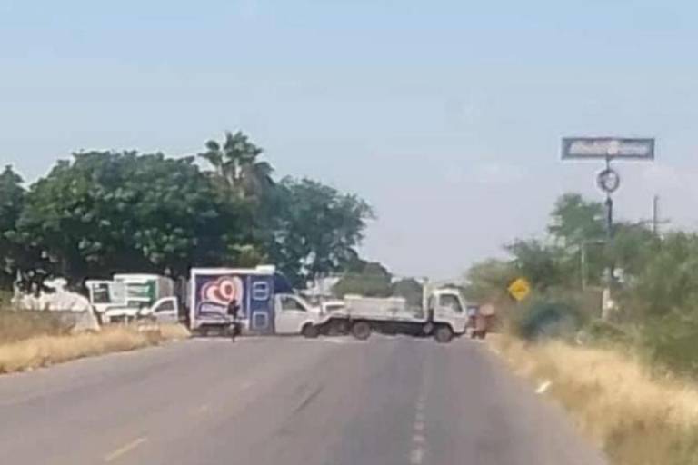 Grupo armado bloquea la autopista Culiacán-Mazatlán con vehículos despojados