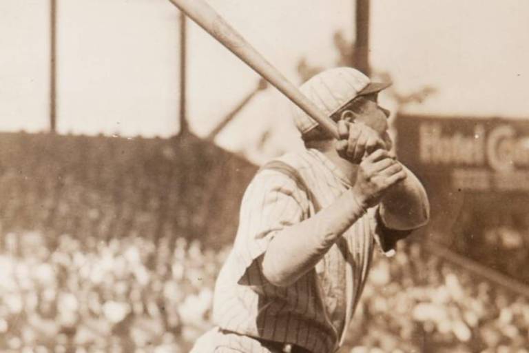 Subastan bate de Babe Ruth por cifra récord de 1.85 millones de dólares