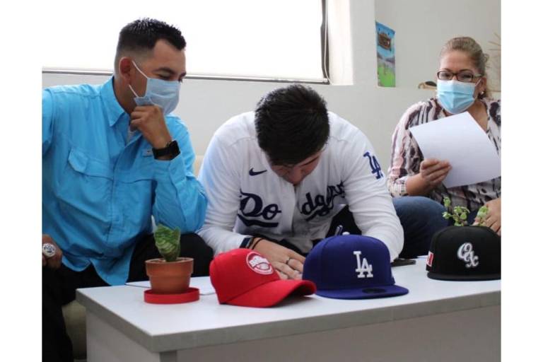 El joven mazatleco Guillermo Arvizu firma con Dodgers de Los Ángeles