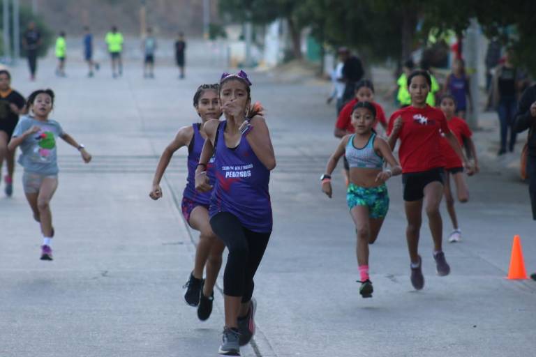 Celebran niños en Santa Teresa el amor por el atletismo