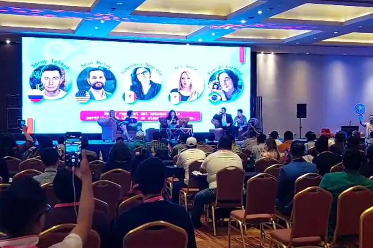 Reclaman activistas a Almendra Negrete por promover a Morena en panel internacional