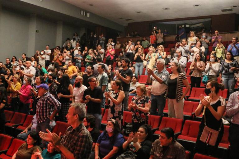 Aplauden la obra teatral ‘¡Ay, amor, ya no me quieras tanto!’ en Culiacán