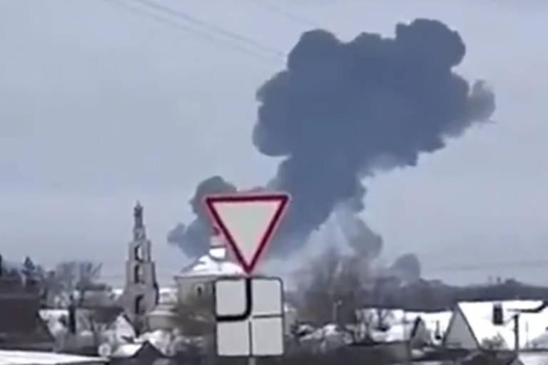 Avión ruso con 65 prisioneros ucranianos se estrella; no hay sobrevivientes